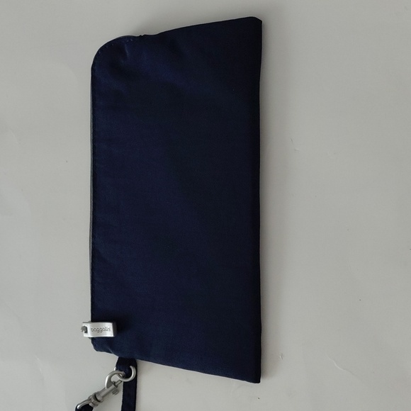 Baggallini Navy Wristlet - Picture 2 of 7